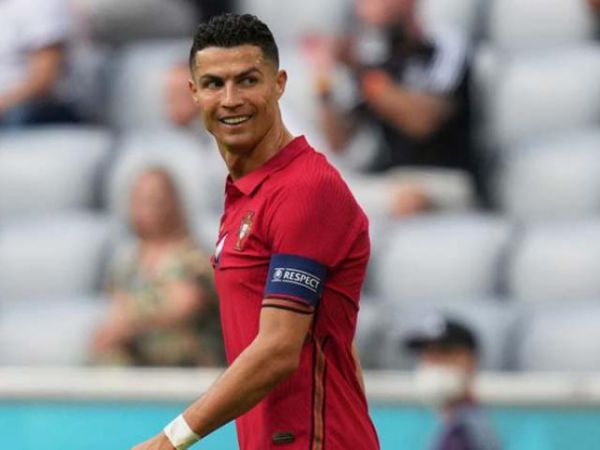 Bóng đá Anh 9/10: Ronaldo kiếm bộn tiền nhờ Instagram