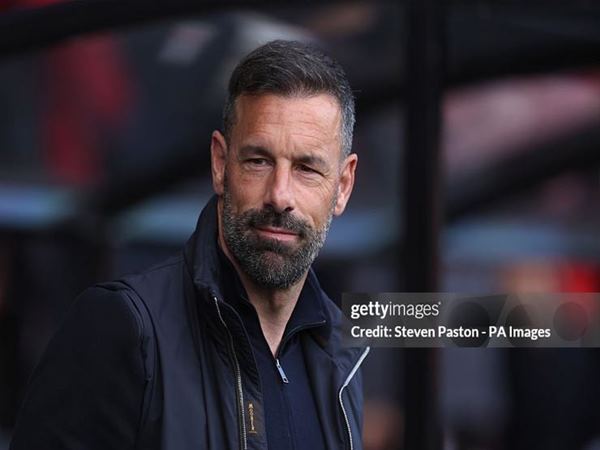 HLV Van Nistelrooy và mùa giải đáng quên