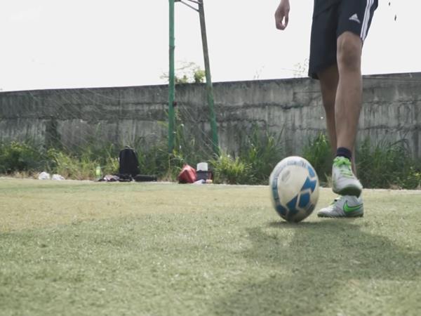 Tìm hiểu kỹ thuật đá bóng bằng má trong bàn chân