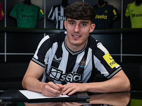 Tin Arsenal: Pháo thủ quyết theo đuổi Tino Livramento